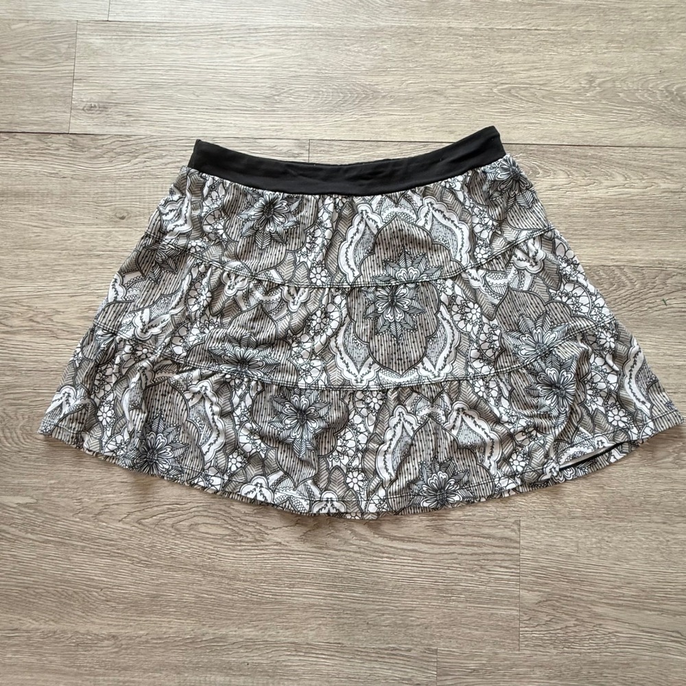 Prana Breathe Women L Black White Paisley Floral Tiered Athletic Skort Skirt